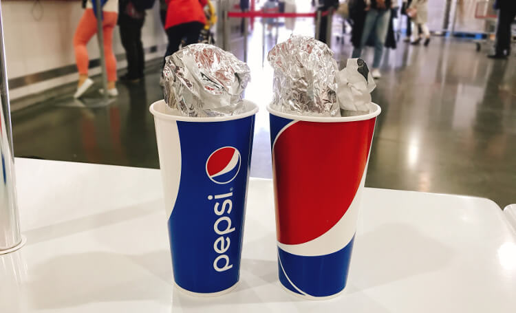 カップにささったホットドッグ