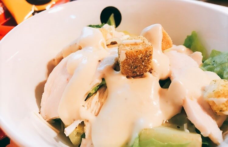 チキンシーザー(盛り付け)