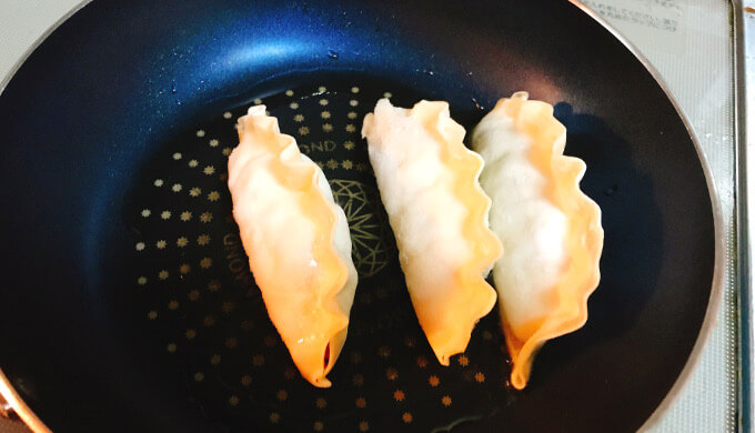 キムチ王餃子(焼くとこ)