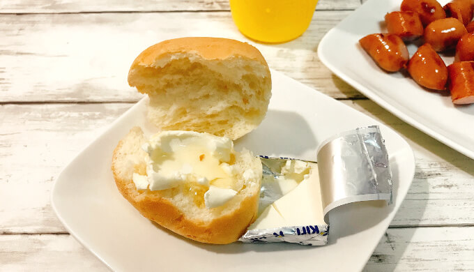 kiriクリームチーズ(ディナーロールにはちみつをかけて)