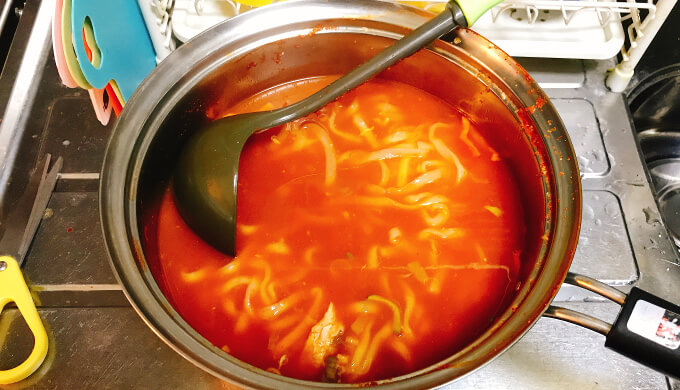 カルグクス(麺を入れて煮込む)